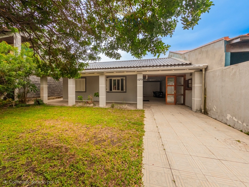 Casa com 03 dormitórios a poucos metros do Mar!