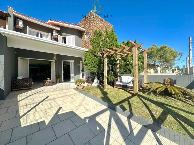 Casa com 04 dormitórios em Imbé!