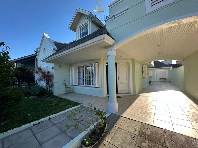 Casa estilo americana junto ao mar em Tramandaí