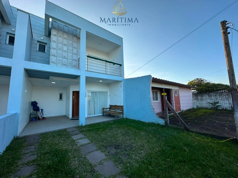 Sobrado com 03 dormitórios, próximo ao centrinho de Nova Tramandaí!!
