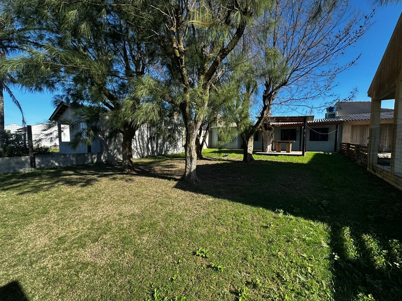 Casa com 03 dormitórios e pátio amplo, a 100 metros do Mar!!!: 2ª foto da galeria de imagens do imóvel