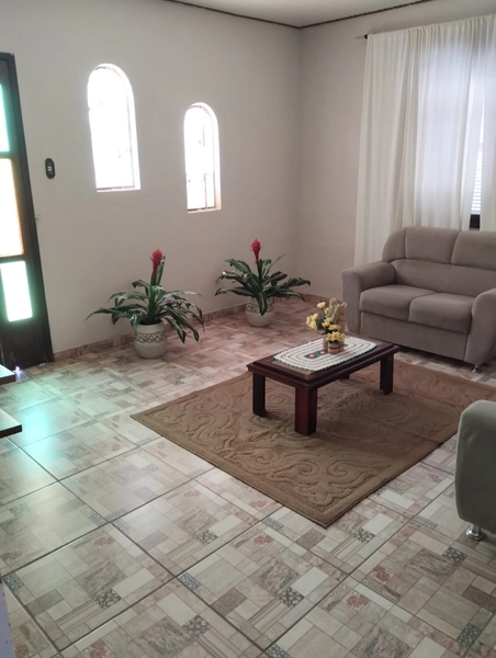 CASA AMPLA E BEM LOCALIZADA PRÓXIMA AO CENTRO...: 1ª foto da galeria de imagens do imóvel