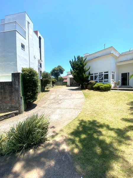 Casa Moderna de 251m² com Amplo Pátio Próximo ao Fórum, Montenegro: 3ª foto da galeria de imagens do imóvel