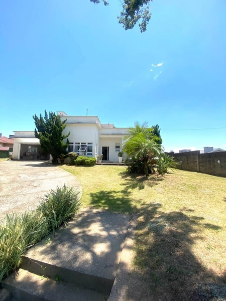 Casa Moderna de 251m² com Amplo Pátio Próximo ao Fórum, Montenegro: 2ª foto da galeria de imagens do imóvel