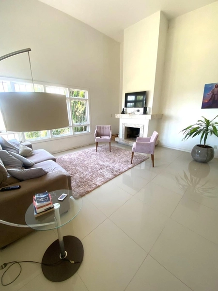 Casa Moderna de 251m² com Amplo Pátio Próximo ao Fórum, Montenegro: 6ª foto da galeria de imagens do imóvel