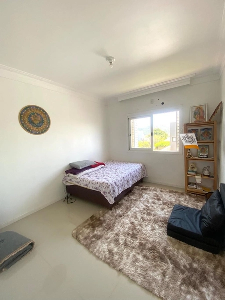 Casa Moderna de 251m² com Amplo Pátio Próximo ao Fórum, Montenegro: 13ª foto da galeria de imagens do imóvel