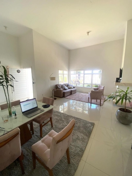 Casa Moderna de 251m² com Amplo Pátio Próximo ao Fórum, Montenegro: 5ª foto da galeria de imagens do imóvel