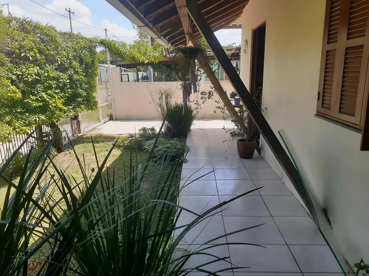 Casa de Alvenaria com 3 Dormitórios e Closet no Bairro Municipal: 3ª foto da galeria de imagens do imóvel