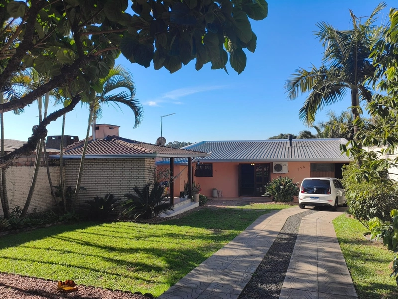 Casa de 3 Dormitórios com Pátio de 448m² no Bairro São João