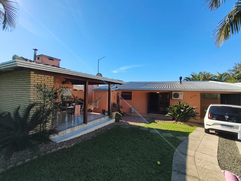 Casa de 3 Dormitórios com Pátio de 448m² no Bairro São João: 3ª foto da galeria de imagens do imóvel