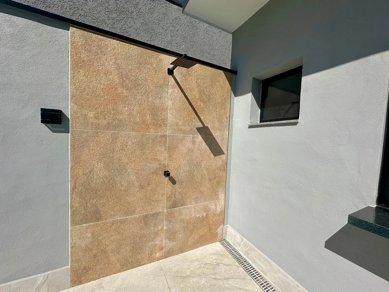 Casa térrea moderna nova com 3 dormitórios e piscina - Condominio: 3ª foto da galeria de imagens do imóvel