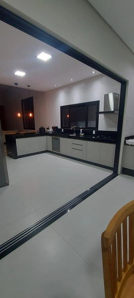 Casa térrea semi mobiliada com armários, piscina, 3 suítes, escritorio: 2ª foto da galeria de imagens do imóvel