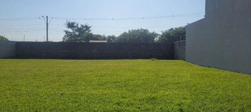 Terreno plano 300 metros no Condomínio Campos do Conde 2 Versailles: 1ª foto da galeria de imagens do imóvel