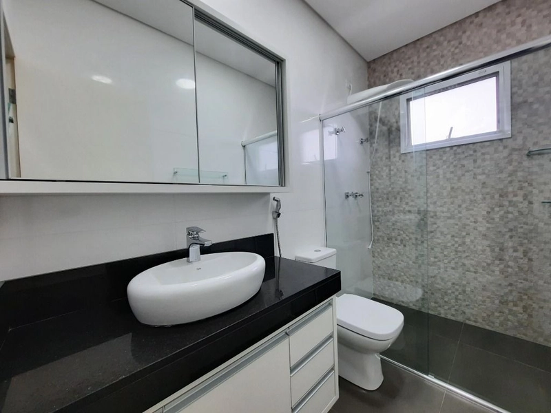 Sobrado semi mobiliado com armários, 4 suítes e quintal - Condomínio: 40ª foto da galeria de imagens do imóvel