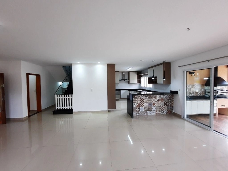Sobrado semi mobiliado com armários, 4 suítes e quintal - Condomínio: 4ª foto da galeria de imagens do imóvel