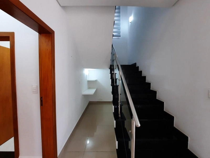 Sobrado semi mobiliado com armários, 4 suítes e quintal - Condomínio: 30ª foto da galeria de imagens do imóvel