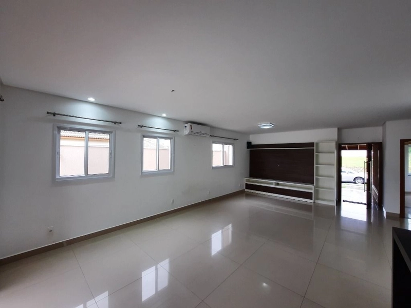 Sobrado semi mobiliado com armários, 4 suítes e quintal - Condomínio: 2ª foto da galeria de imagens do imóvel