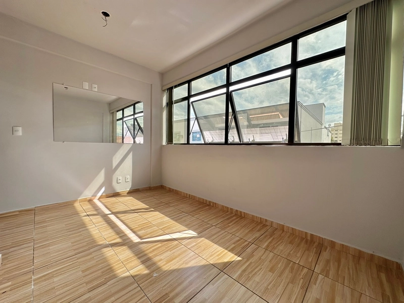 Sala comercial com elevador e recepção, no Centro de Taubaté SP: 2ª foto da galeria de imagens do imóvel