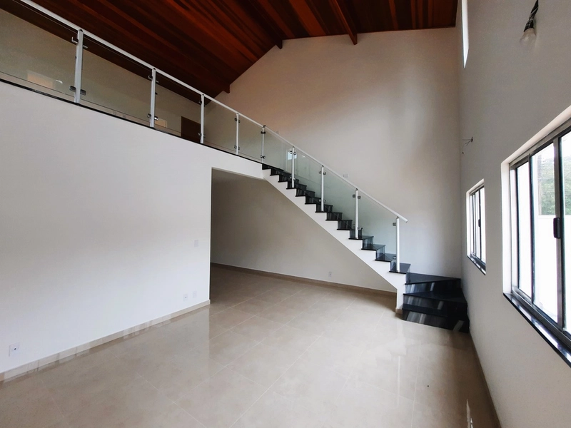 Casa térrea com mezanino, 3 dormitórios e quintal. Condomínio fechado: 2ª foto da galeria de imagens do imóvel