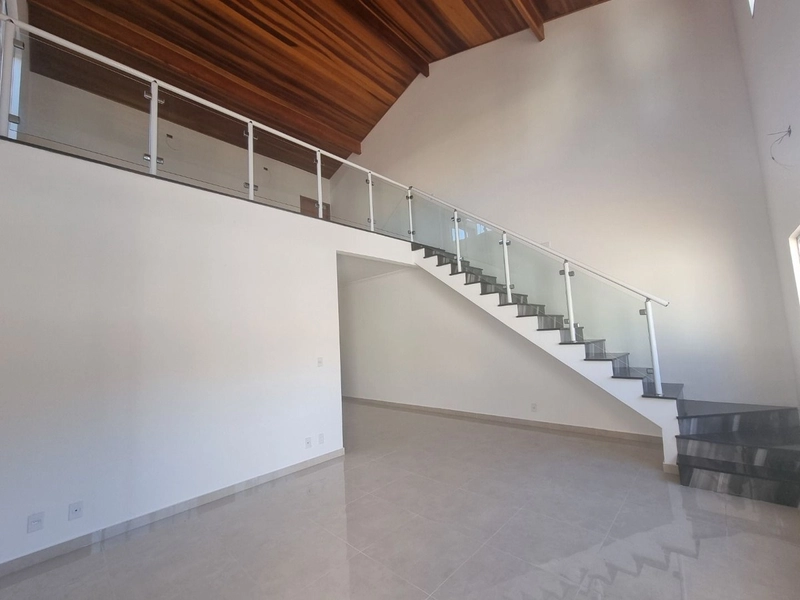 Casa térrea com mezanino, 3 dormitórios e quintal. Condomínio fechado: 1ª foto da galeria de imagens do imóvel