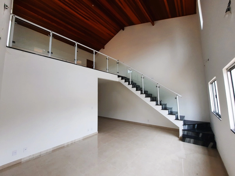 Casa térrea com mezanino, 3 dormitórios e quintal. Condomínio fechado: 3ª foto da galeria de imagens do imóvel