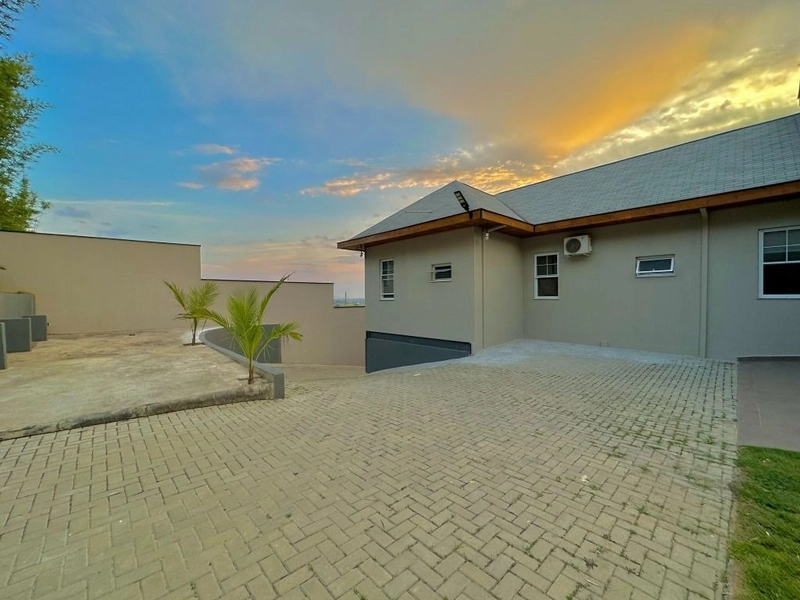 Casa térrea planejada e amplo quintal no Condomínio Village da Serra: 3ª foto da galeria de imagens do imóvel
