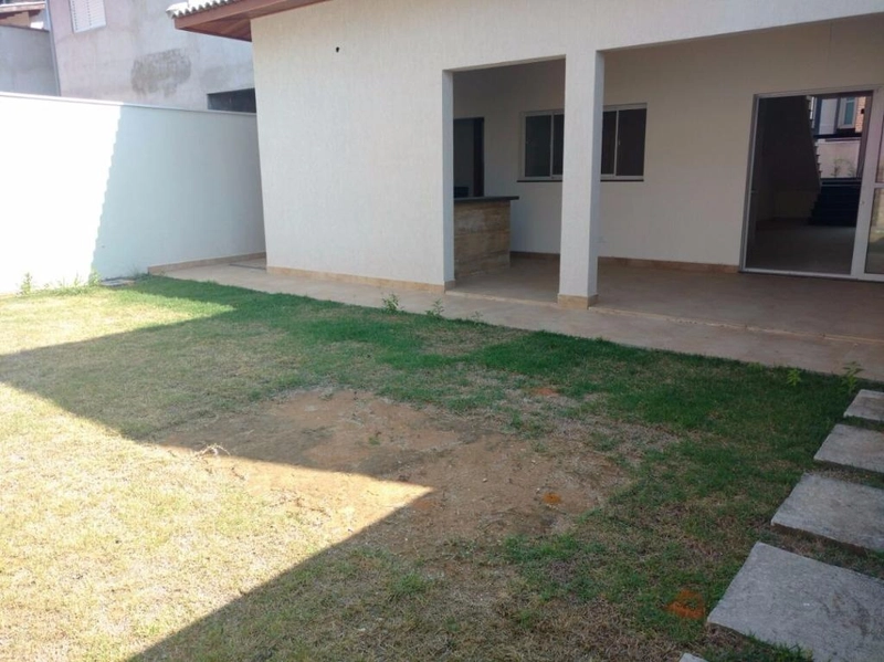 Sobrado com quintal e 3 dormitórios - Condomínio fechado em Taubaté SP: 1ª foto da galeria de imagens do imóvel