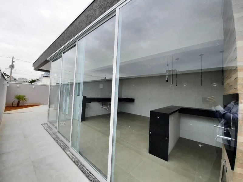 Casa térrea com projeto diferenciado e armários planejados. Condomínio: 14ª foto da galeria de imagens do imóvel