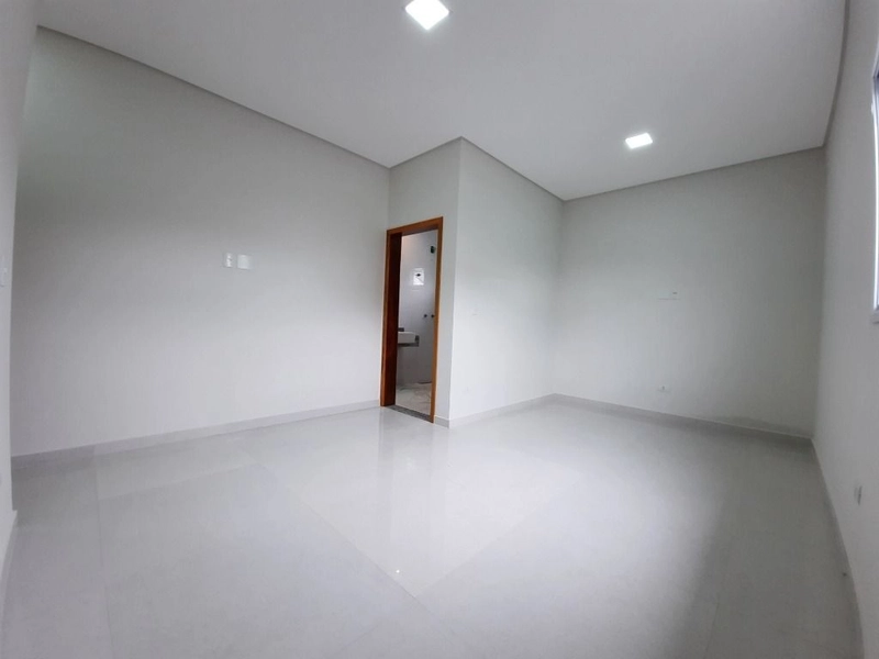 Casa térrea com projeto diferenciado e armários planejados. Condomínio: 32ª foto da galeria de imagens do imóvel