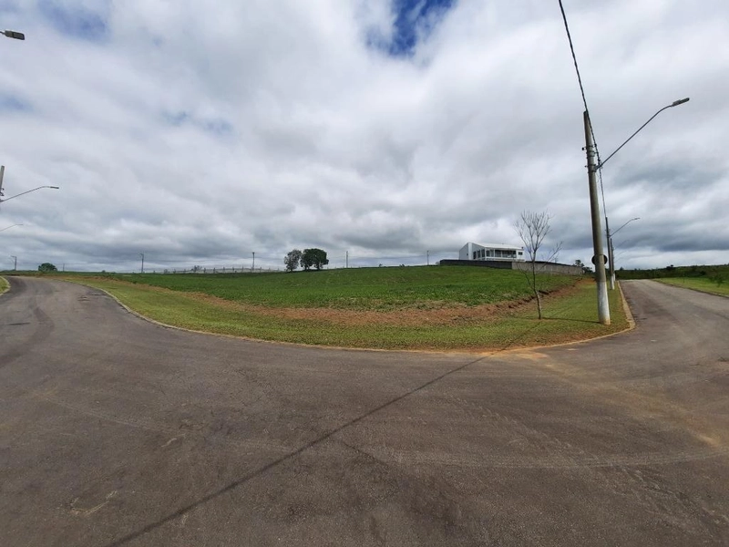 Terreno aclive de esquina no condomínio Village da Serra - Tremembé SP: 1ª foto da galeria de imagens do imóvel
