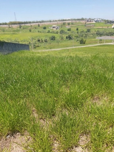 Terreno declive com 1.000 m2 no Condomínio fechado Village da Serra: 2ª foto da galeria de imagens do imóvel