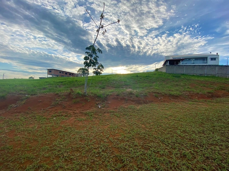 Terreno maior que 1000 m2 no Condomínio fechado Village da Serra: 1ª foto da galeria de imagens do imóvel