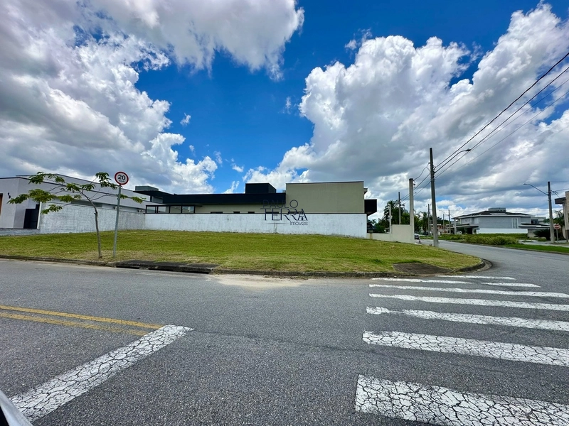 Terreno de esquina à venda no condomínio Ouroville em Taubaté SP: 3ª foto da galeria de imagens do imóvel