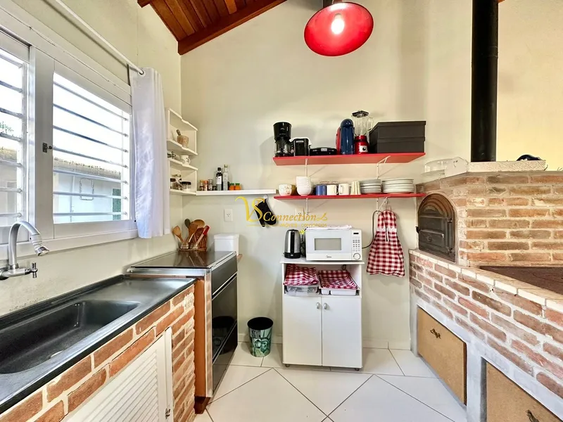 Casa com Piscina: 8ª foto da galeria de imagens do imóvel