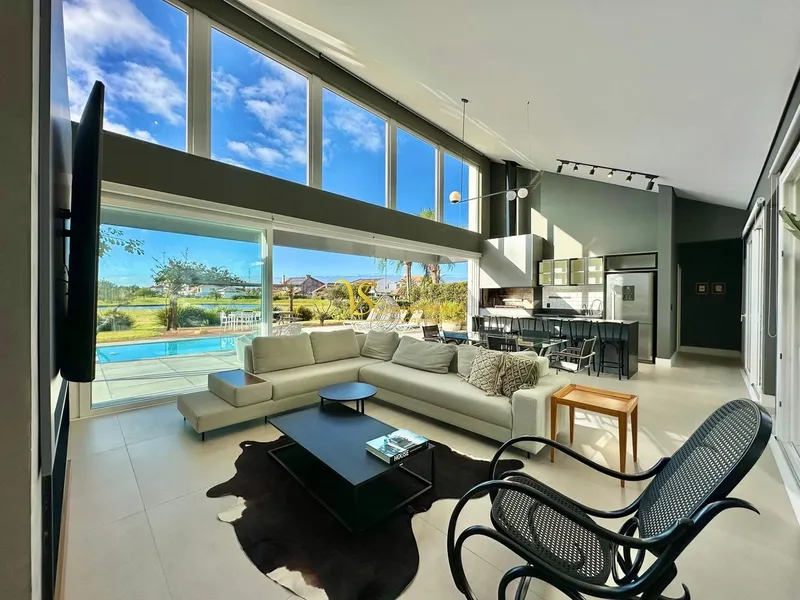 MARAVILHOSA CASA À VENDA NO ÚNICO CONDOMÍNIO COM CAMPO DE GOLF.: 1ª foto da galeria de imagens do imóvel