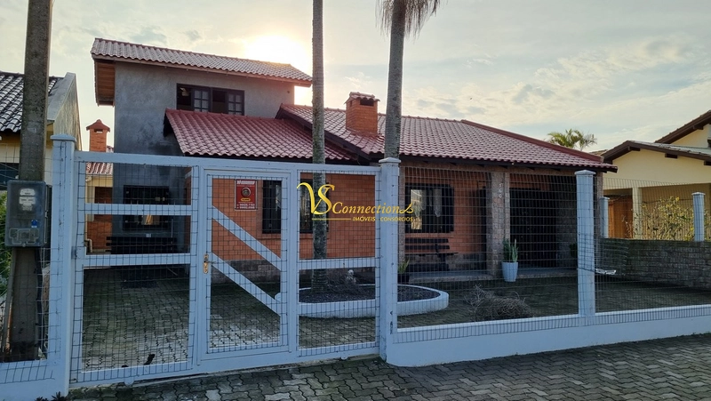 AMPLA CASA À VENDA EM ATLÂNTIDA SUL: 2ª foto da galeria de imagens do imóvel