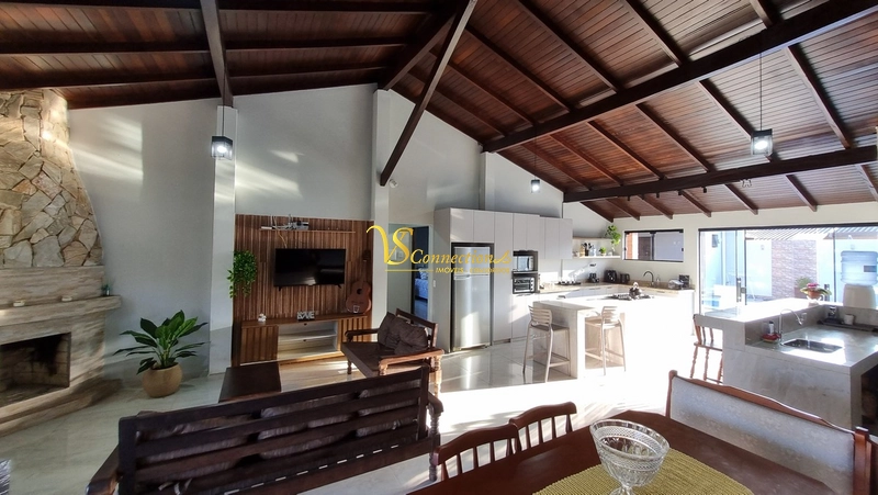 AMPLA CASA À VENDA EM ATLÂNTIDA SUL