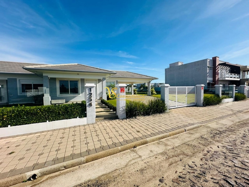 MARAVILHOSA CASA COM ANEXO EM ATLÂNTIDA SUL: 2ª foto da galeria de imagens do imóvel