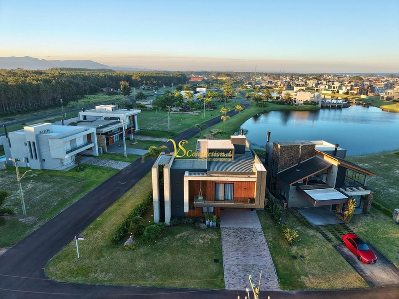 RESIDÊNCIA DE ALTO PADRÃO Á VENDA EM  CONDOMÍNIO FECHADO BEIRA MAR !!: 2ª foto da galeria de imagens do imóvel