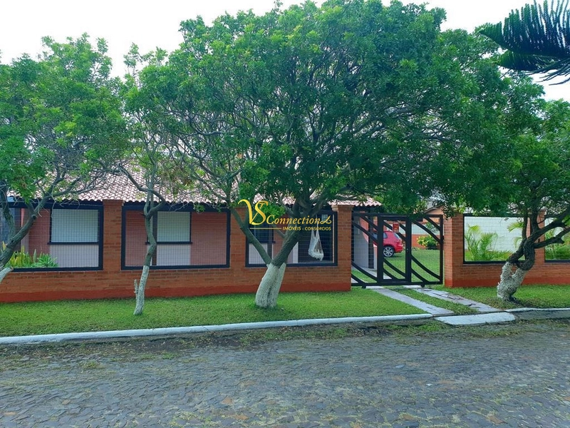 CASA COM 8 DORMITÓRIOS APENAS 150M DA PRAIA