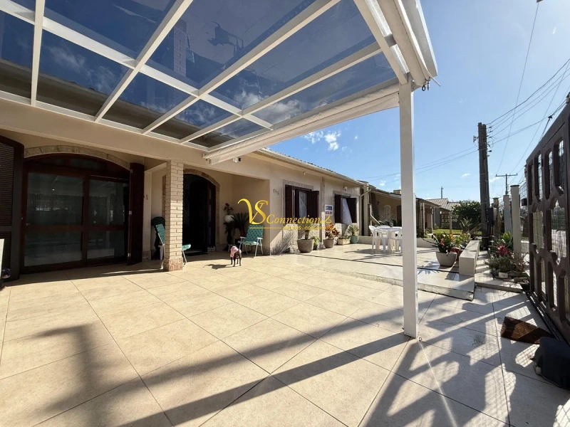 CASA A 50M DA PRAIA COM PISCINA