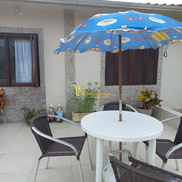 CASA A 50M DA PRAIA COM PISCINA: 8ª foto da galeria de imagens do imóvel