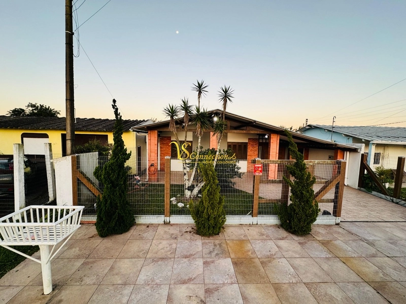 CASA DE ESQUINA PRÓXIMA DO MAR E CENTRO DE ATLÂNTIDA SUL: 1ª foto da galeria de imagens do imóvel