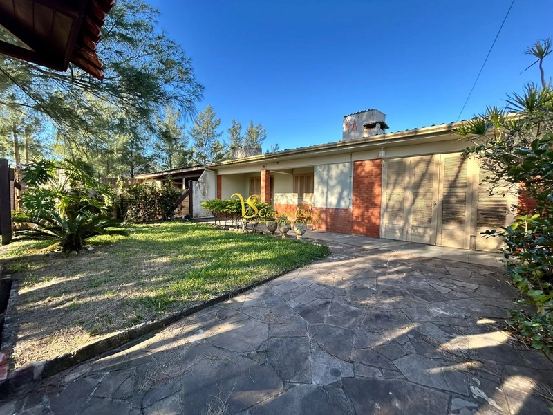 CASA MOBILIADA COM PÁTIO AMPLO À VENDA ! Próximo da Beira-Mar!!!