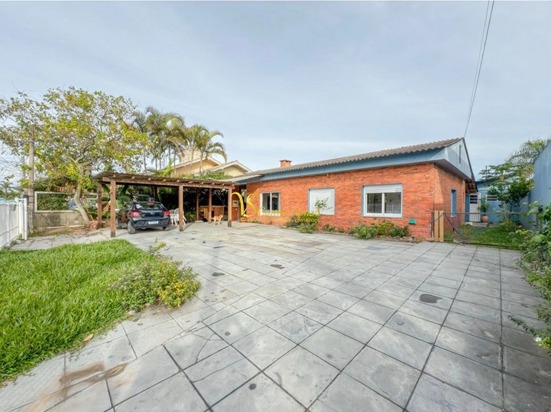 Casa na praia de Atlântida com excelente posição solar: 1ª foto da galeria de imagens do imóvel