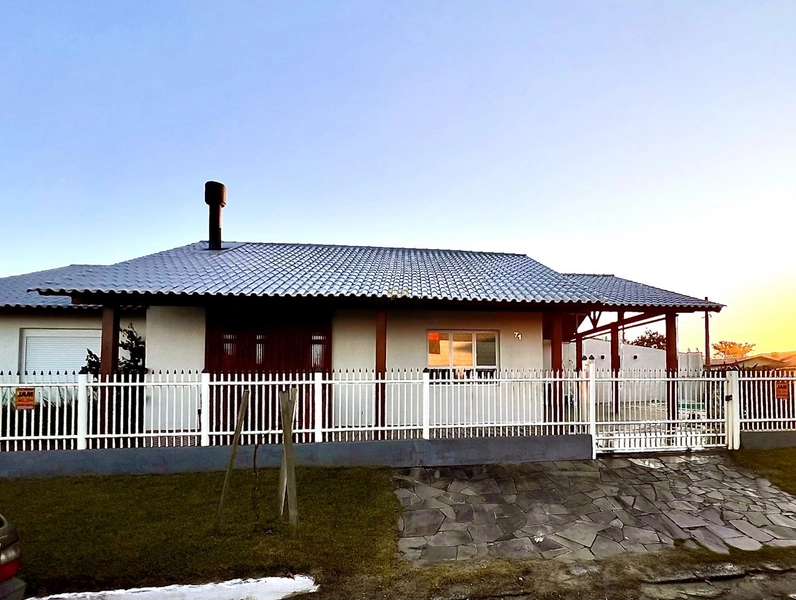 Casa à venda na beira mar de Imbé: 2ª foto da galeria de imagens do imóvel