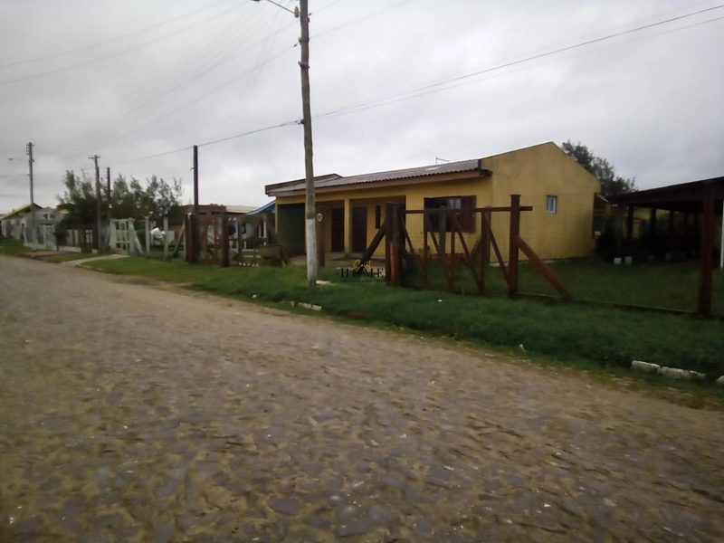Casa a venda em imbé: 2ª foto da galeria de imagens do imóvel
