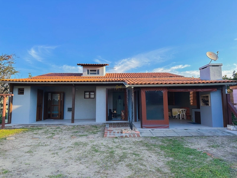 Casa em Mariluz com excelente localização próxima ao mar: 1ª foto da galeria de imagens do imóvel