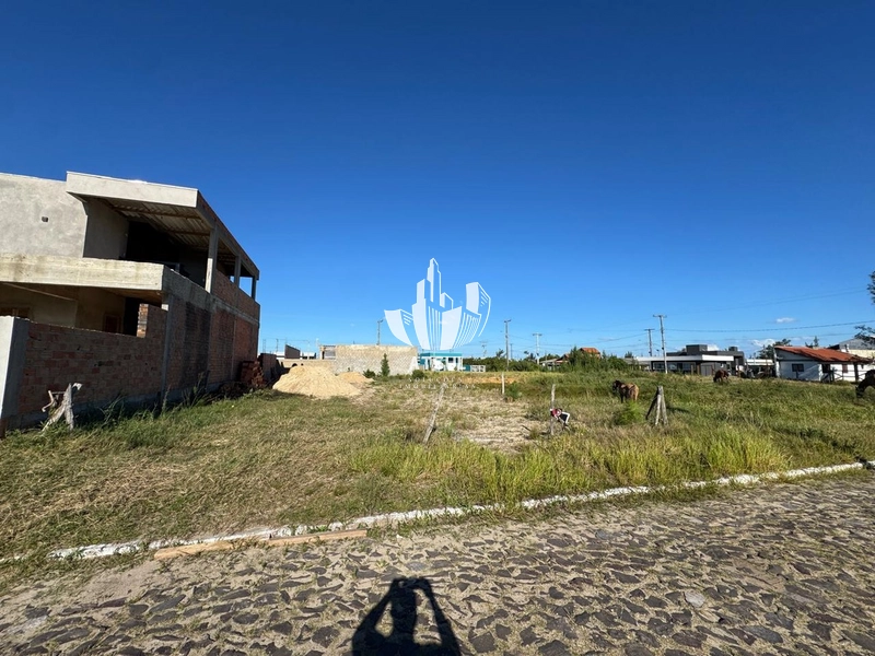 Terreno à venda em Atlãntida Sul