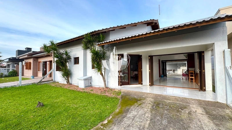 Casa à venda em Atlântida Sul: 2ª foto da galeria de imagens do imóvel